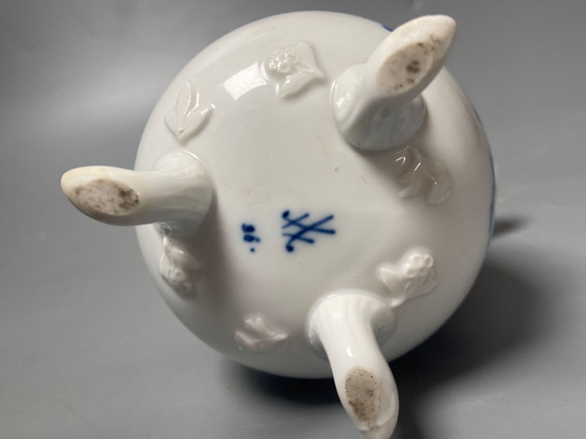 A Meissen blue and white onion pattern jug and a similar leaf shaped pickle dish (2)